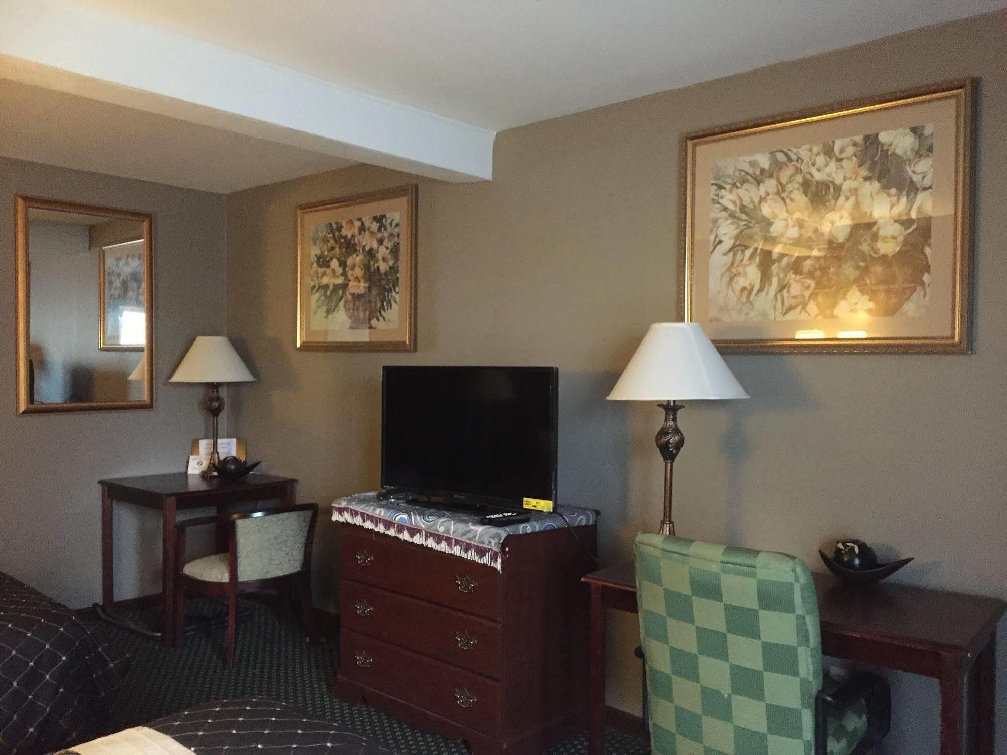 Hamilton Inn Sturbridge Buitenkant foto